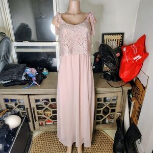Chic Lace Maxi Dress in Soft Pink